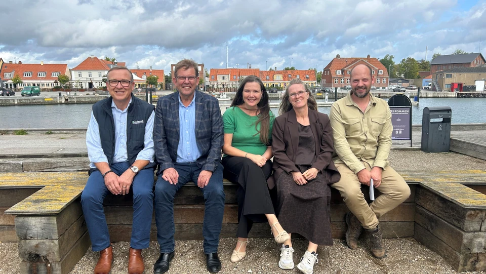 Fra venstre ses Henrik Nordgaard Hansen, formand i Østdansk Landboforening, Torben Hansen, formand for landboforeningen VKST og repræsentant for Landbrug & Fødevarer, formand for Grøn Trepart Køge Bugt borgmester Marie Stærke, Stine Cortzen fra Danmarks Naturfredningsforening Køge og Kasper Monrad Møller, næstformand i Danmarks Naturfredningsforening Stevns.