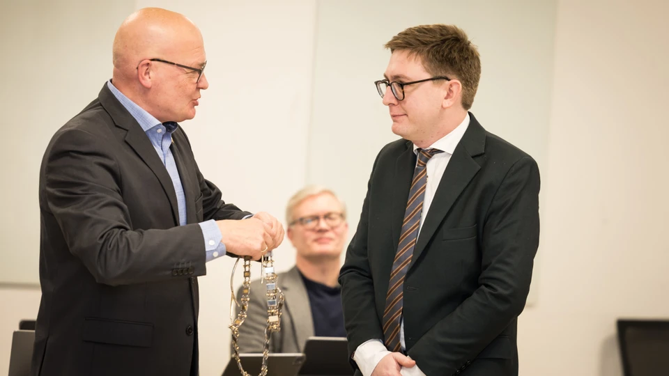 Som nuværende længst siddende byrådsmedlem var det tidligere borgmester Niels Hörup, der lagde borgmesterkæden om borgmester Emil Blüchers hals. Foto: Jeff Duckett